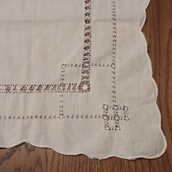 4 pc bundle 32" sq. gathered threads design tablecloth, runner & 2 bonus napkins - Picture 5 of 7